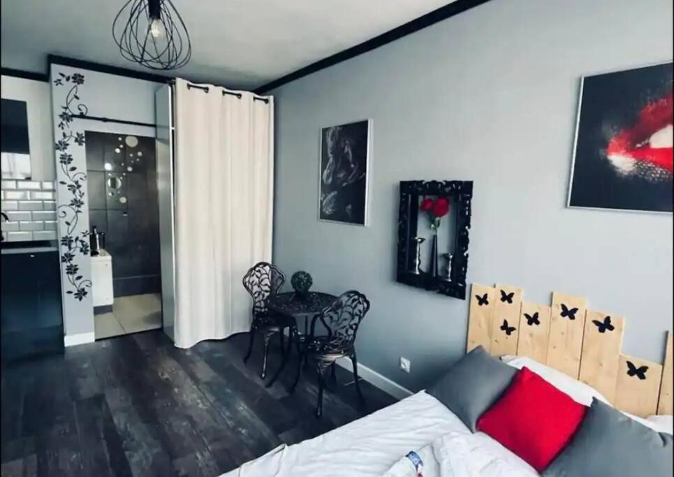 Orphelin Studio Avec Balneo Proche Centre Ville 랭스 외부 사진